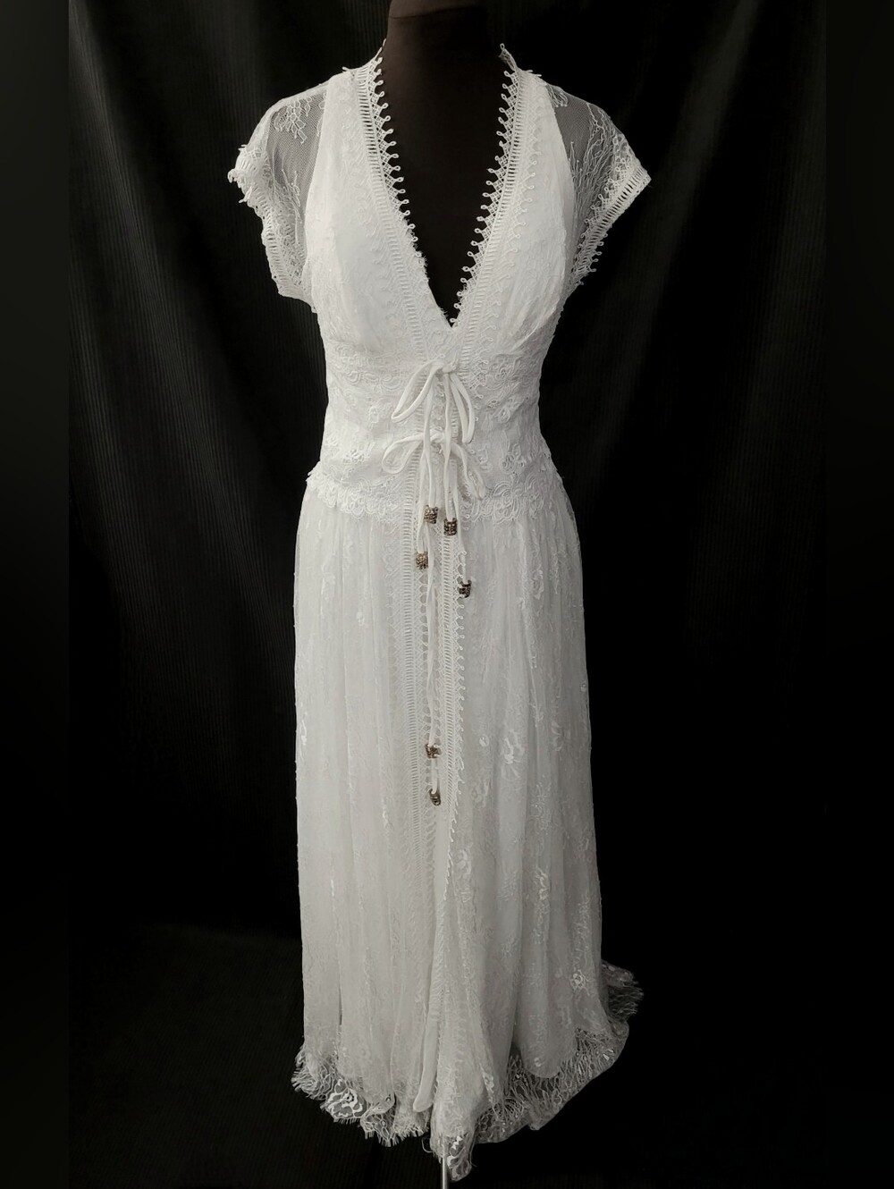 Sz 10 White Boho Wedding Dress with Intricate Lace Overlay